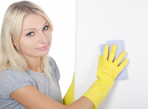 Cleaner working in a TW7 home with access and parking considerations